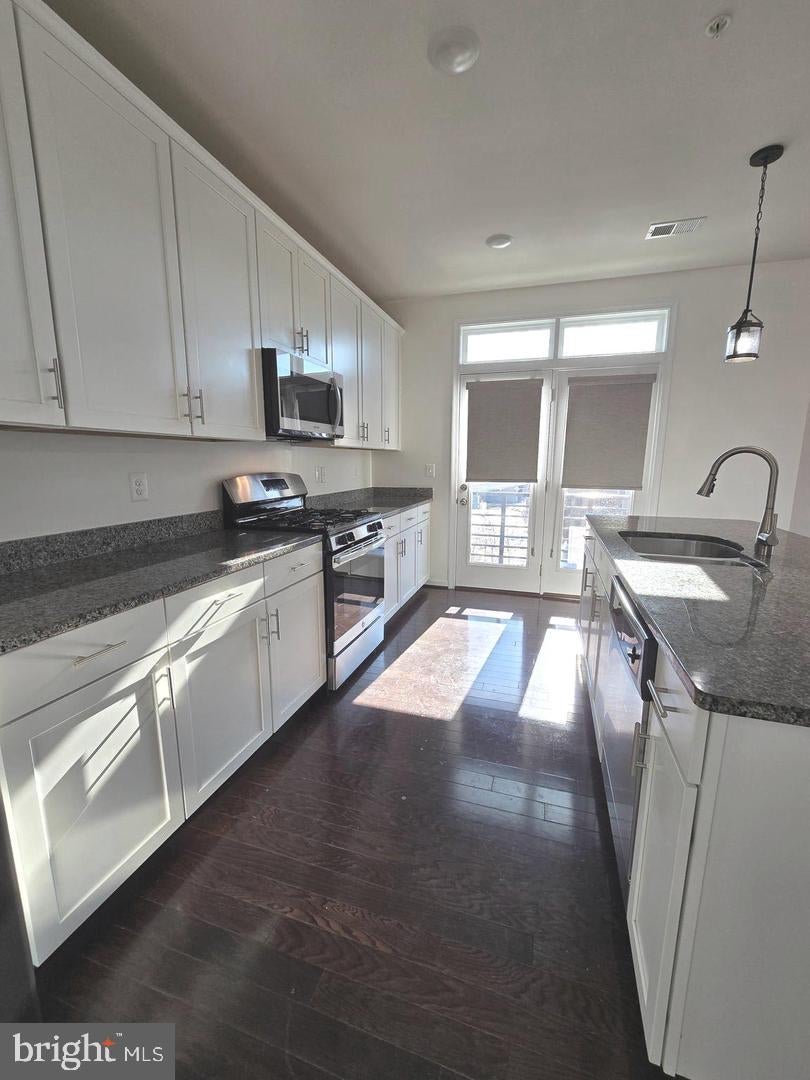 1522 RIBBON LIMESTONE TERRACE SE