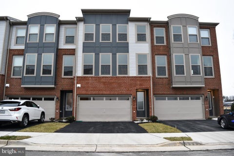 Townhouse For Rent - 42452 Dogwood Glen Square<br/> STERLING, VA 20166