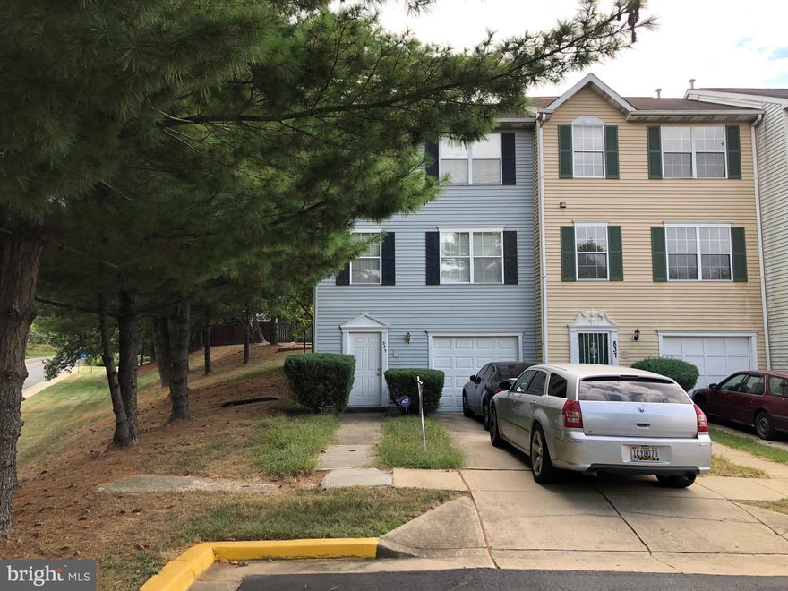 WELL MAINTAINED END UNIT IN GREAT CONDITION AND LOCATION. PLENTY OF OPEN SPACE AND READY TO MOVE IN. FRESH PAINT AND NEW DECK INSTALLED. WONT LAST