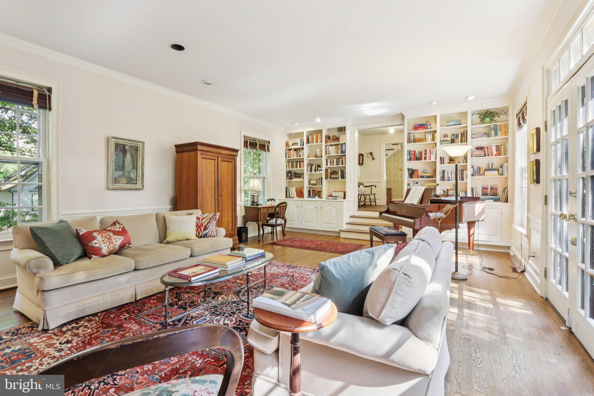 CHESTNUT HILL - Residential