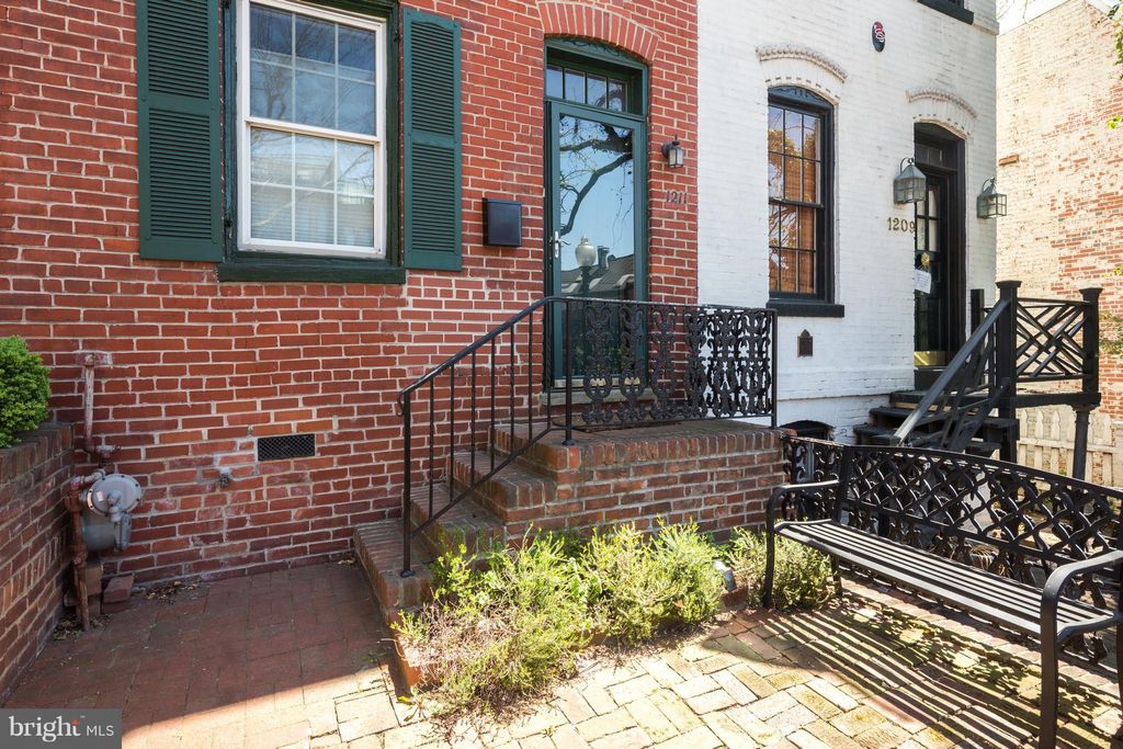 Photo of 1211 35th Street NW, WASHINGTON, DC 20007 (MLS # DCDC2230872)