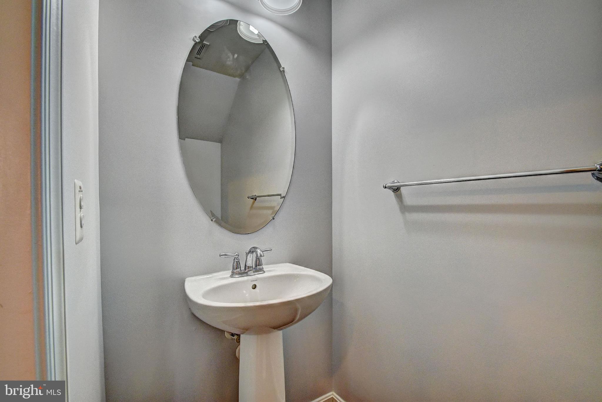 RESIDENCES AT DULLES PRK - Residential Lease