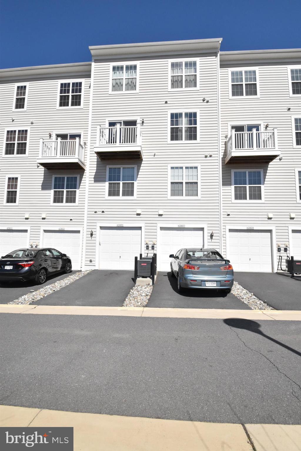 RESIDENCES AT DULLES PRK - Residential Lease