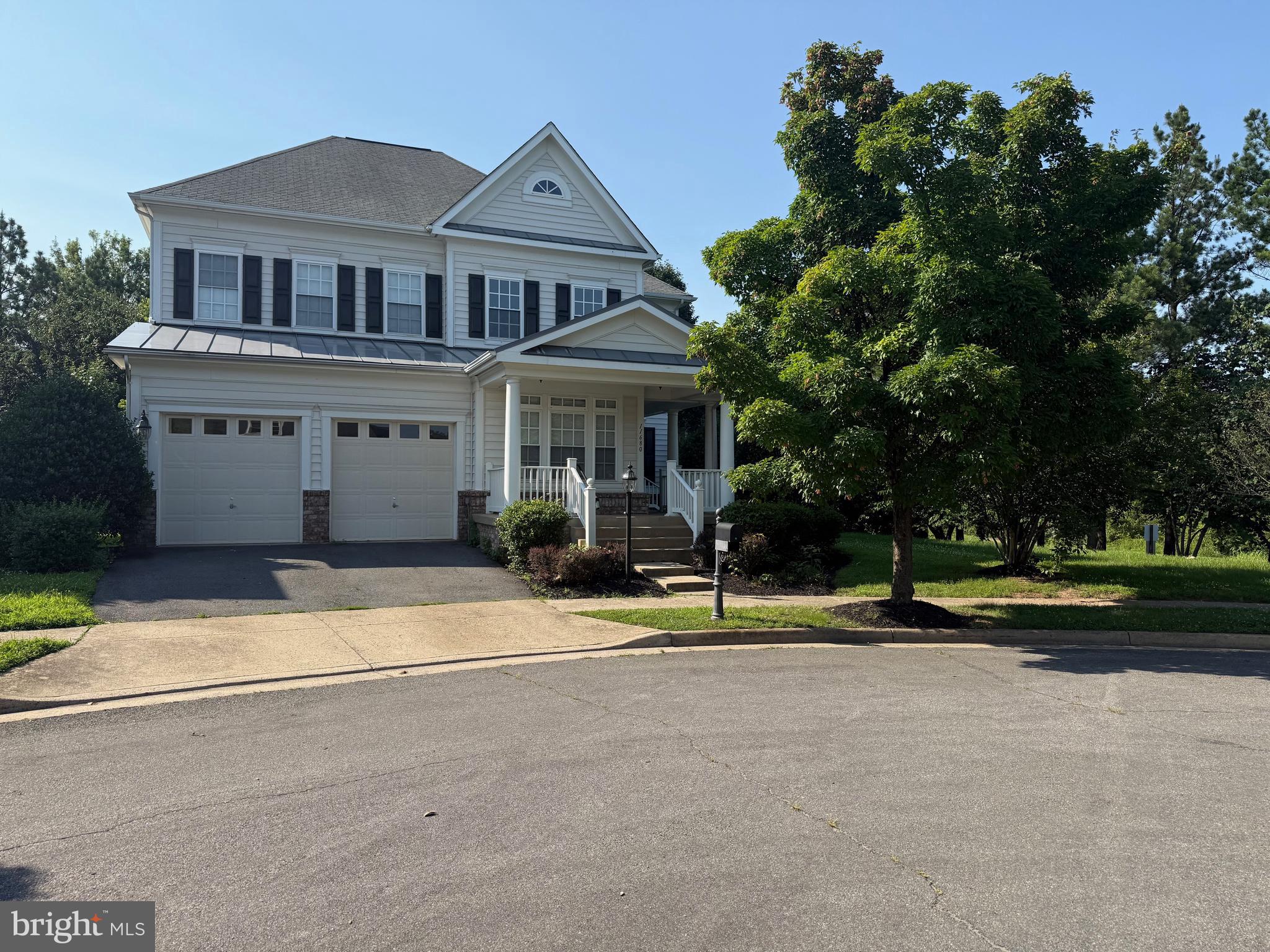 Over 4500 fin/sf 4BR,3.5BA on a Cul-de-Sac1/4 are lot. Finished English Basement. Gourmet Kitchen, Maple Cabinet, Corian counter, Down-Drft/ 5 Burner. Mast Bath urge 12x12 tile and whirlpool jet. Min to Rt234, VRE train station to (DC and Pentagon), Manassas Airport, near by RT28 and golf court, steps to Bristol shopping center. Community swimming pool, tennis Ct, Fitness room, Club house, walking trail.