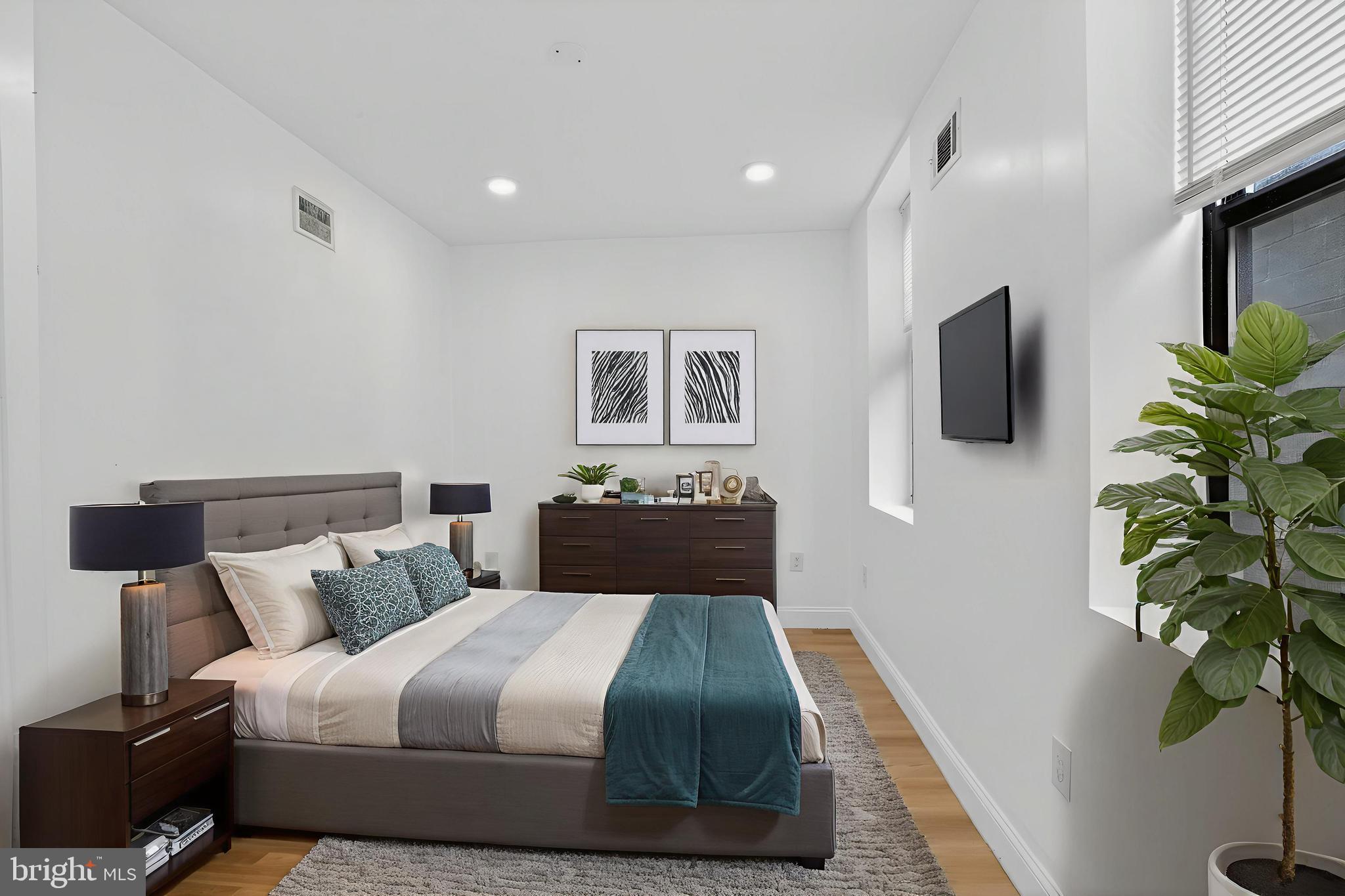 712 N AMERICAN STREET 1