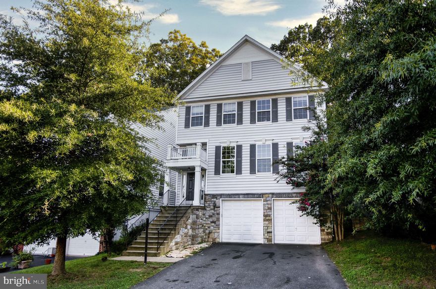 Property is ready to move in September 15.  Good conditions in a Eagles Pointe in Woodbridge.
Seeking for a good tenant with decent credit score and income to be 3 times the rent price or better, no more than 2 incomes to qualify. HOA includes outdoor pool, Trash and recycle collections and Clubhouse.
Breakfast bar, fireplace, open floor plan, big master bedroom and bathroom. One bedroom in the first level not to code because the height of the window.