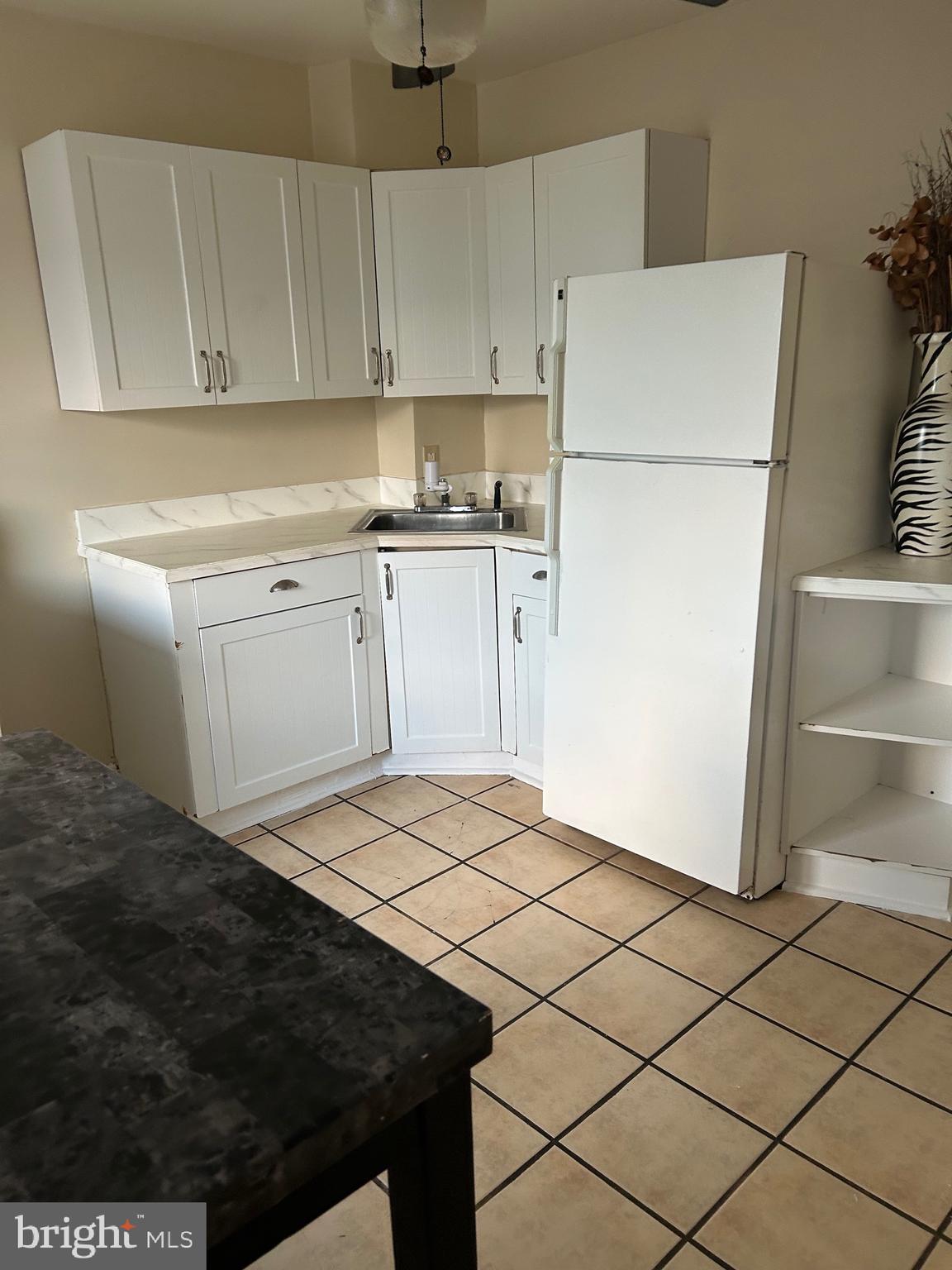 Stop searching and take notice of this 2 unit building, zoned and licensed. Upstairs apartment is vacant and move-in condition just ready for a new tenant. The downstairs apartment has been there for years. They are a good pay and want to stay!