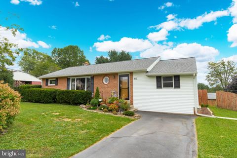 Photo of 810 Robin Road, Lancaster, PA 17601 (MLS # PALA2056532)