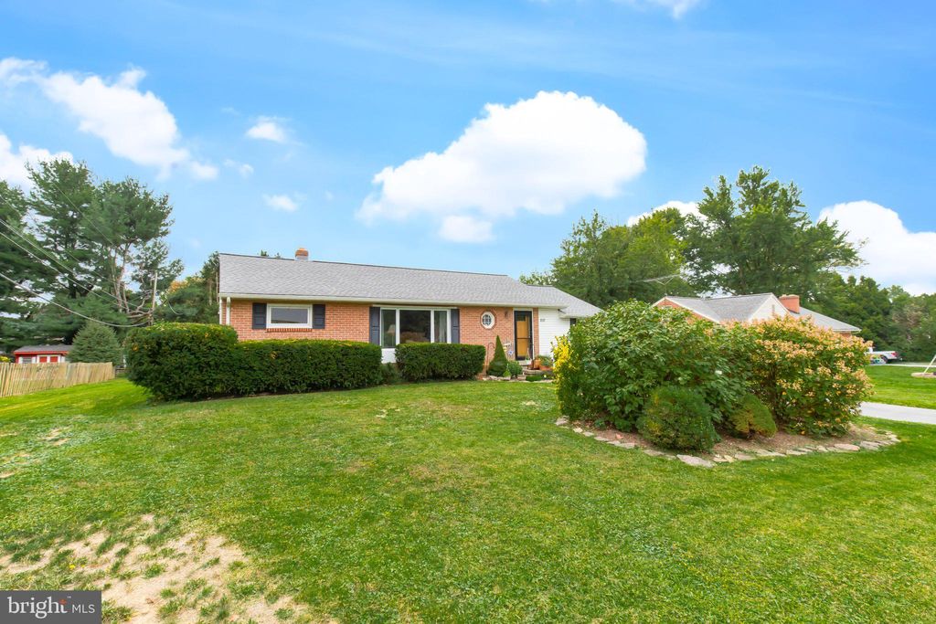 Photo of 810 Robin Road, Lancaster, PA 17601 (MLS # PALA2056532)