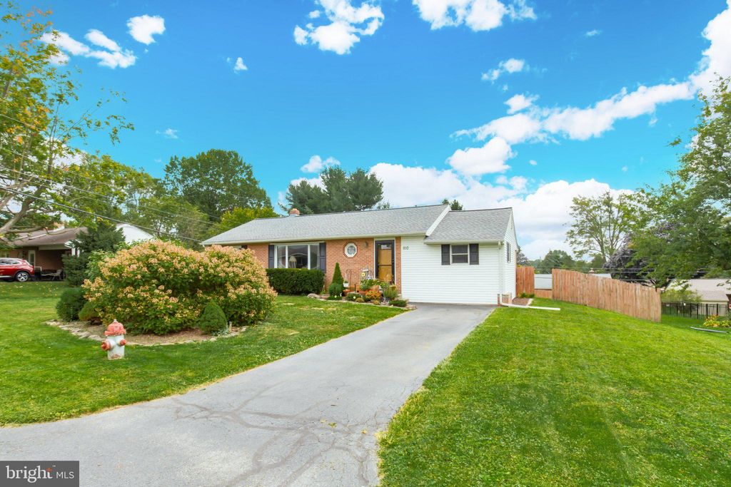 Photo of 810 Robin Road, Lancaster, PA 17601 (MLS # PALA2056532)