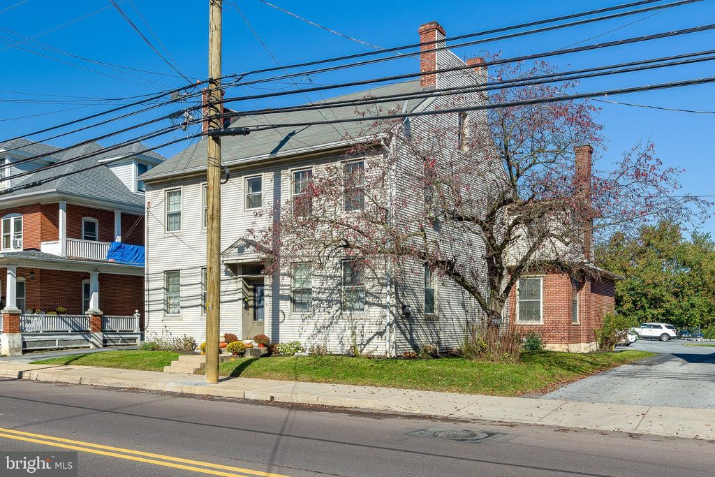Photo of 225 W MAIN ST, NEW HOLLAND, PA 17557 (MLS # PALA2026628)