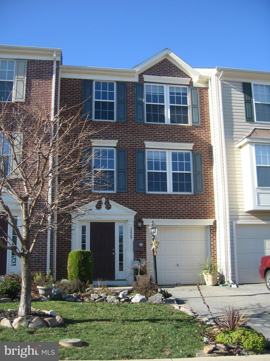 Sought after Fairfax Crossing community. Close to shopping, schools, historic local attractions. Finished walk-out basement w/ 4th bedroom, recreation room. Privacy fenced rear. Large living room, open floor plan, kitchen w/ island, breakfast area, sunroom w/ fireplace. Luxury master bedroom w/ walk-in closets, master bath features separate toilet area, garden tub, double sinks, separate shower.