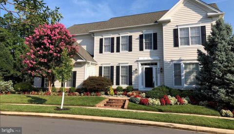 Photo of 300 Deep Trail Lane, ROCKVILLE, MD 20850 (MLS # MDMC2215392)