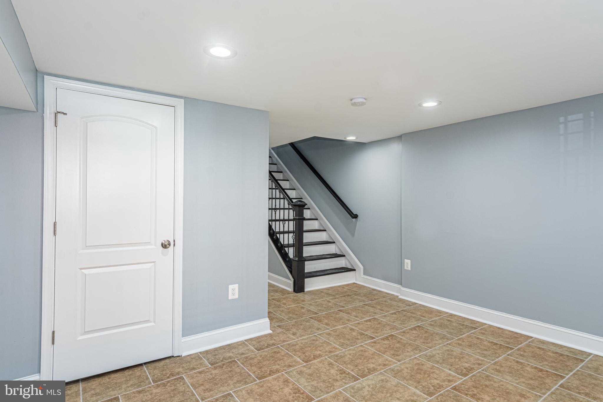 HOLLINS MARKET - Residential