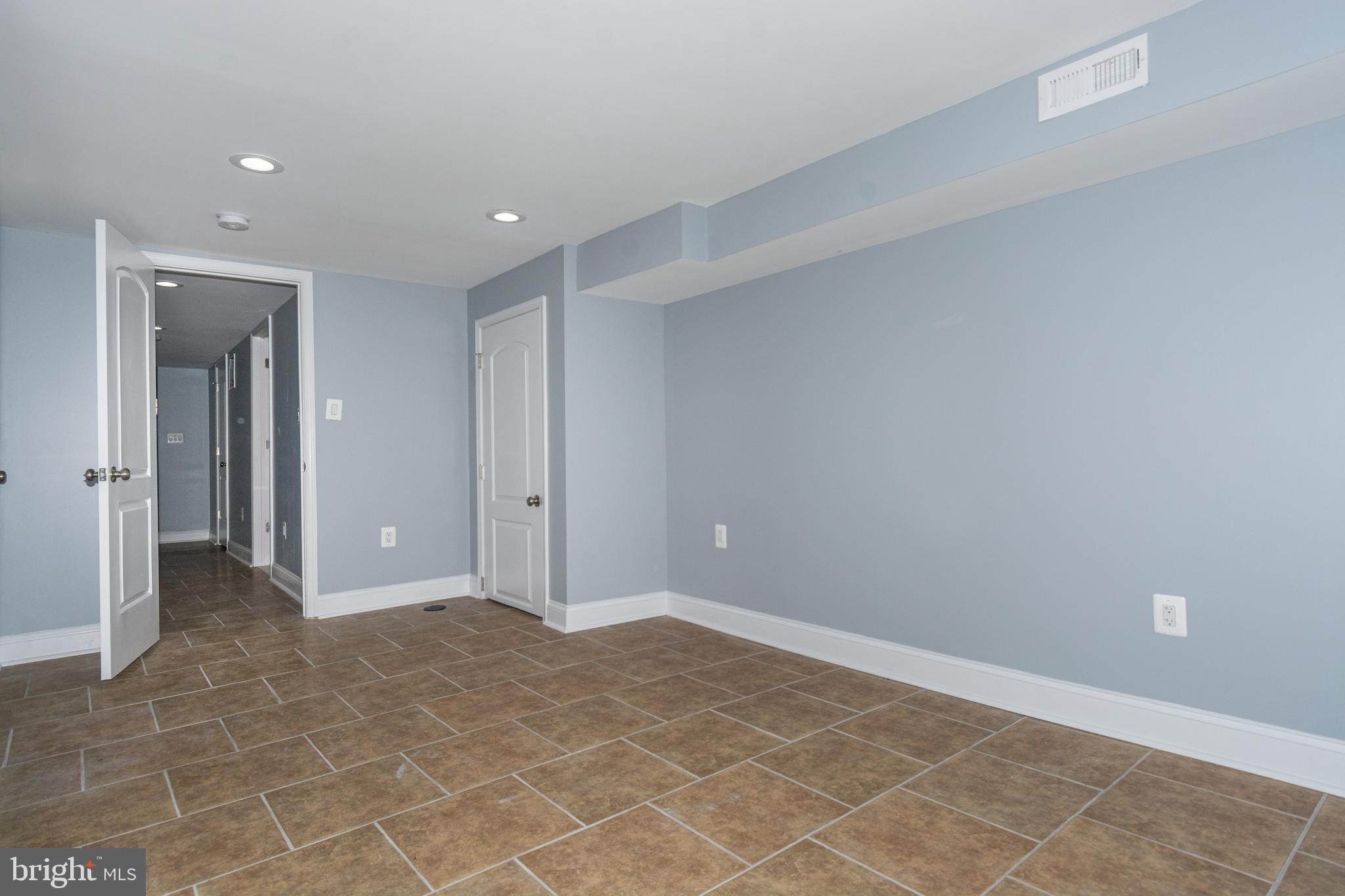 HOLLINS MARKET - Residential