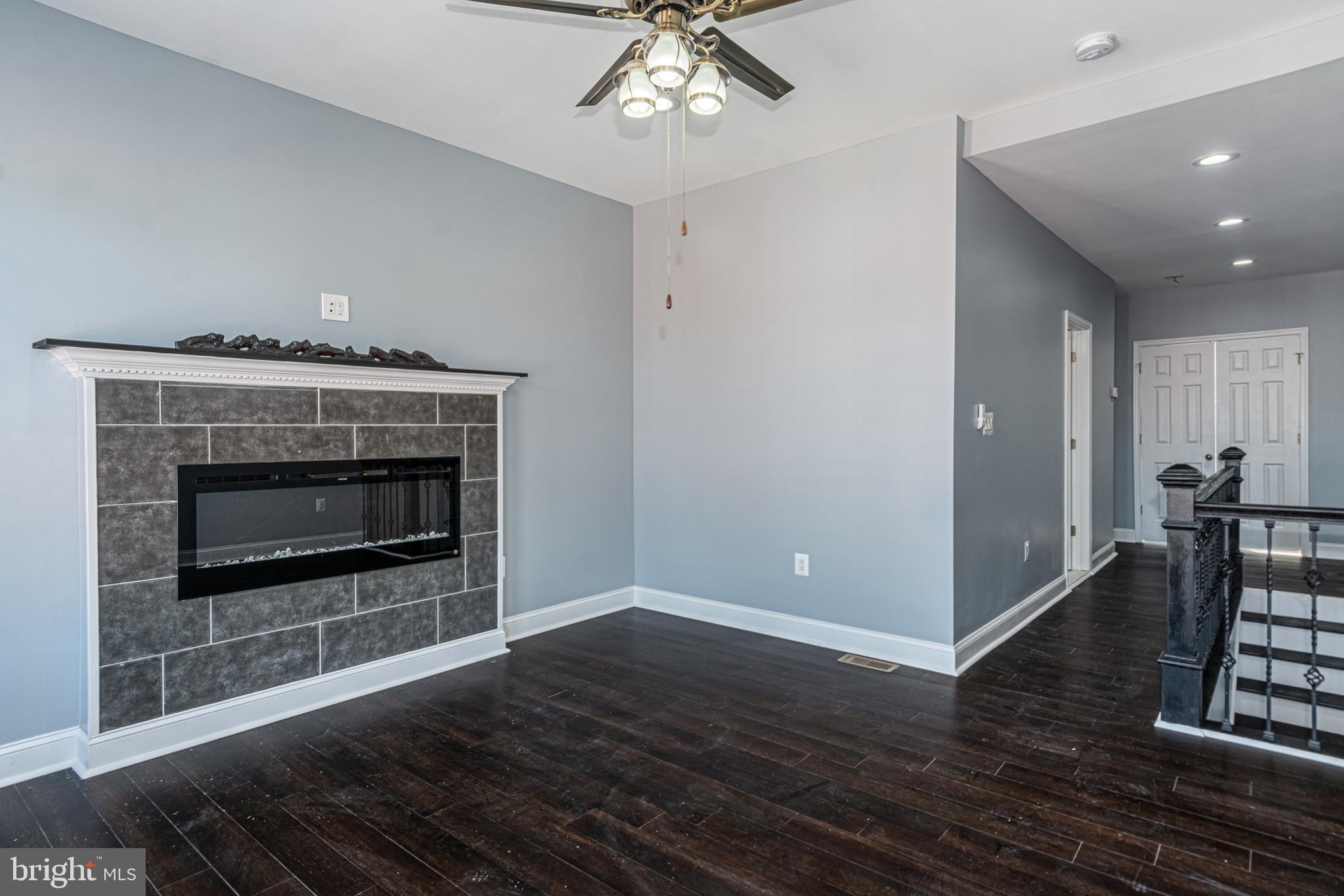 HOLLINS MARKET - Residential