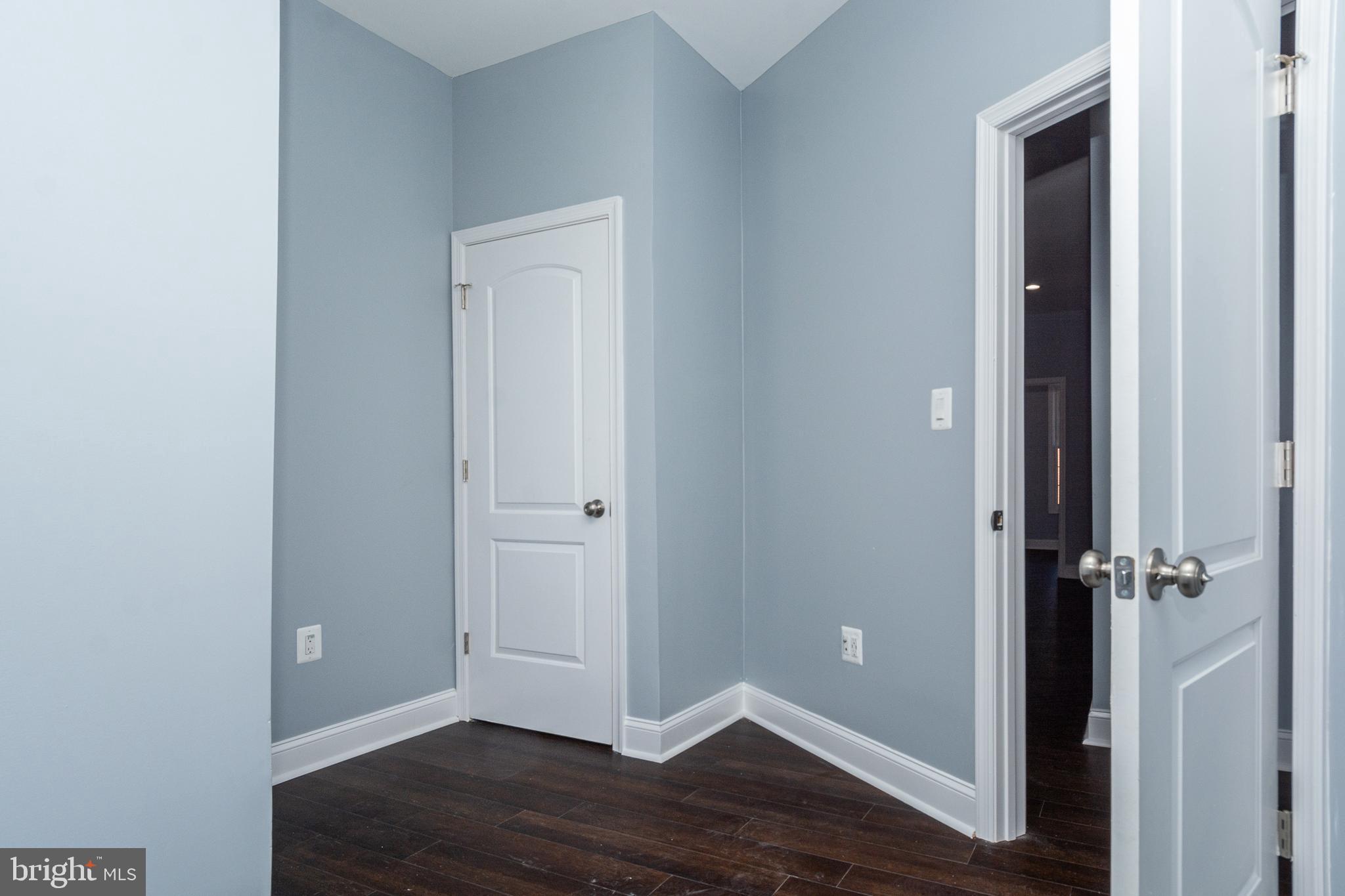 HOLLINS MARKET - Residential