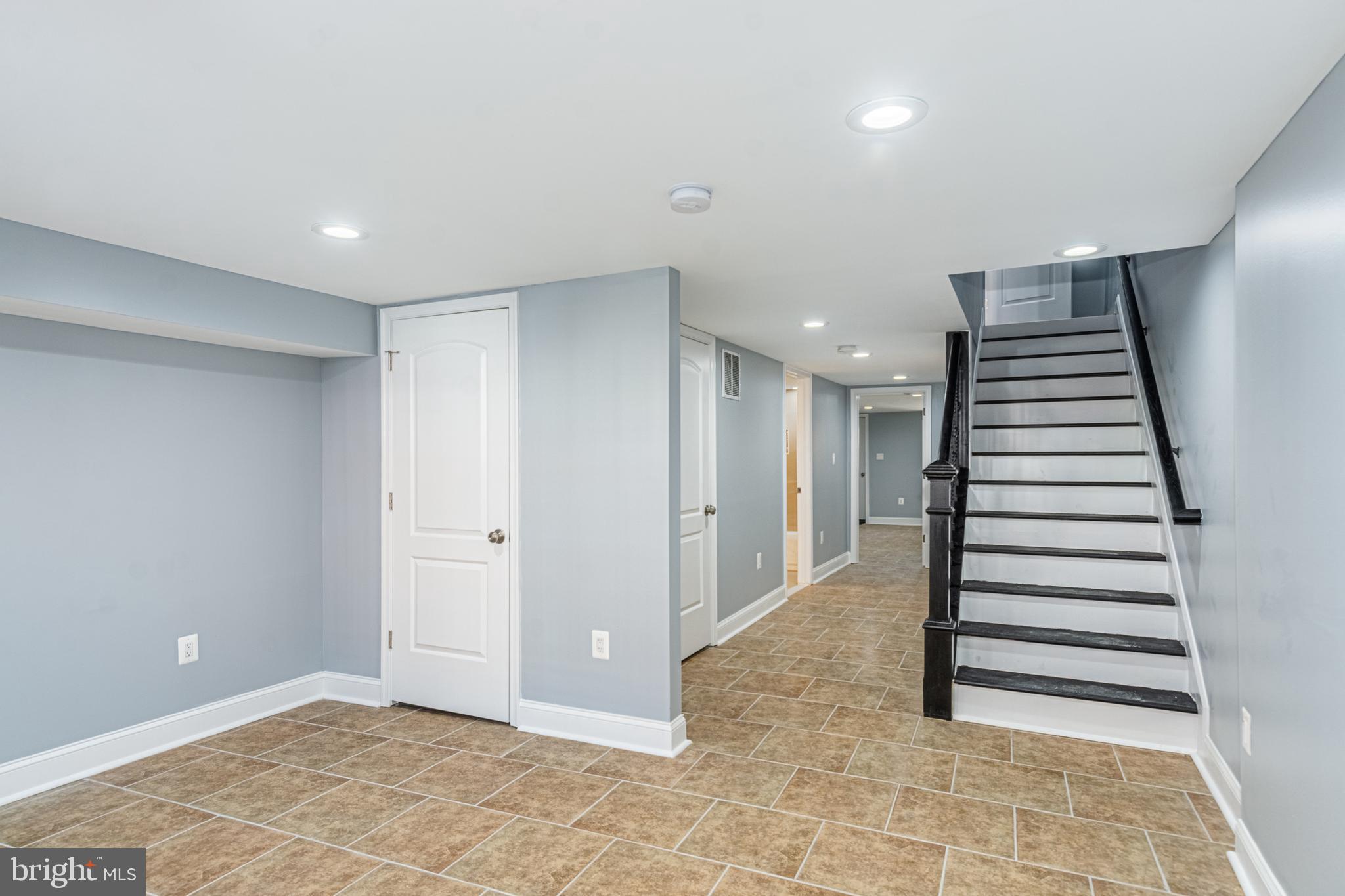 HOLLINS MARKET - Residential