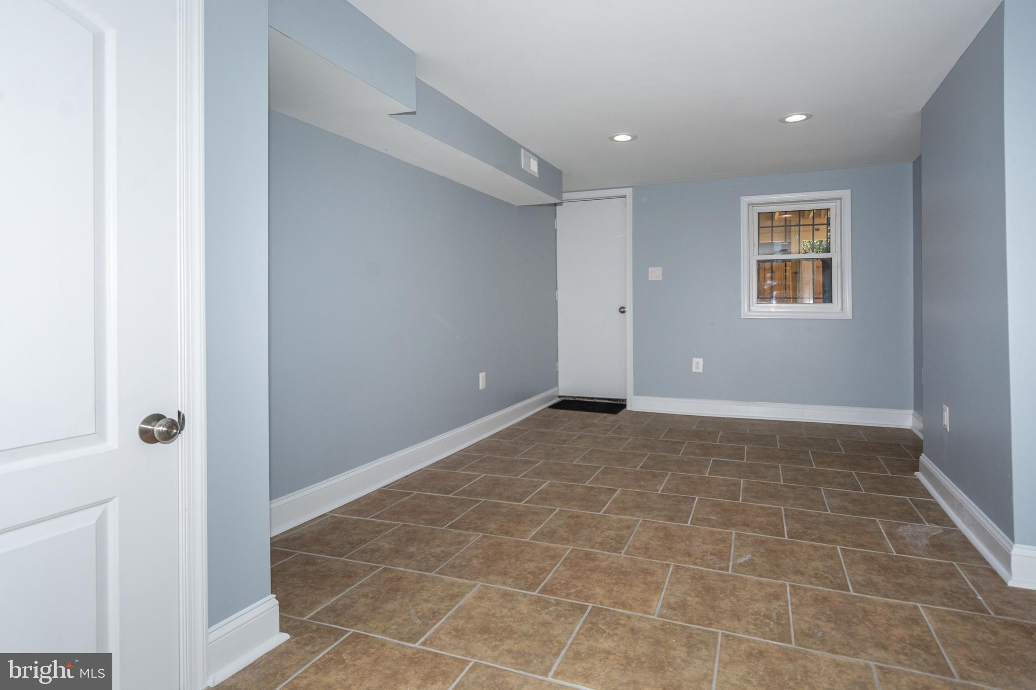 HOLLINS MARKET - Residential