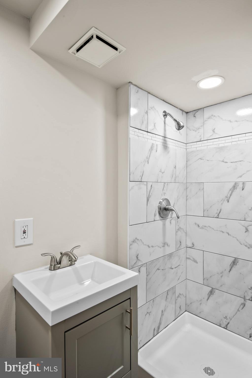 TEN HILLS - Residential