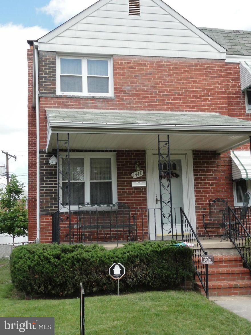 BRIGHT END-OF-GROUP IN MOVE-IN CONDITION! RELAXING, COVERED FRONT AND REAR PORCHES! LARGE BEAUTIFULLY MANICURED FENCED YARD! WONDERFULLY MAINTAINED ONE OWNER HOME! GLEAMING HARDWOOD FLOORS ON UPPER LEVEL. CARPET OVER HARDWOOD ON MAIN LEVEL. BREAKFAST COUNTER SEATING IN KITCHEN PLUS SEPARATE DINING ROOM! GAS HEAT & COOKING, CENTRAL A/C! EASY TO SHOW. QUICK SETTLEMENT POSSIBLE. RELEASES BEING SIGNED