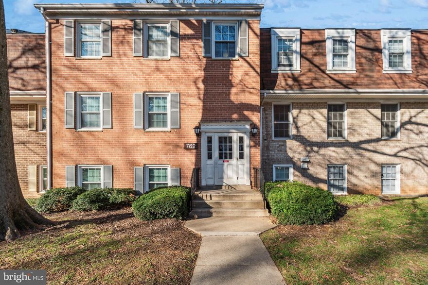 This BRIGHT and OPEN Large 2 Bedroom Condo with Balcony has had a 2023 - 2024 Total Renovation. New Kitchen and All Appliances, Updated Bathrooms, Whole Unit New Carpet and Freshly Painted. LOTS of Closet Space. Includes All Utilities (except cable, hispeed and phone) , Gas, Electric, Central AC and Heat, Water and Sewer. 
SUPER LOCATION.  Close to I370/I270, Public Transportation, Shopping, short hop to SHADY GROVE METRO Station, RIO CENTER, the Shady Grove Medical Complex and Johns Hopkins and University of Maryland Campuses.