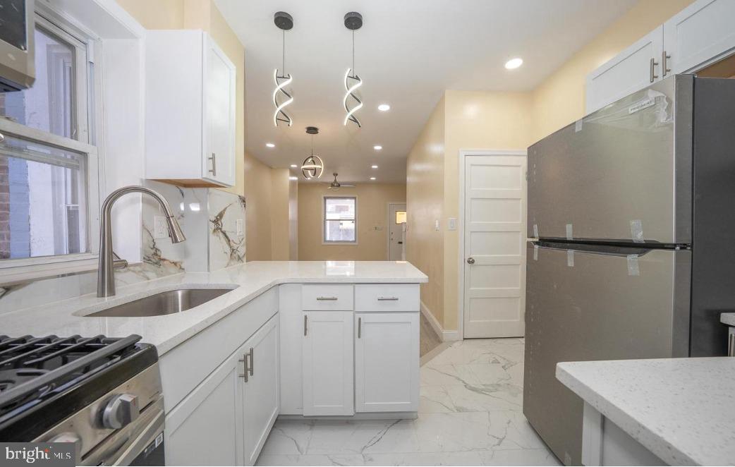 Looking for an affordable home in a great location? 150 N Robinson St has been fully renovated and is just a few blocks from the SEPTA Blue Line, public transit, grocery stores, restaurants, and shopping. Center City is just a 10-minute train ride away, and University City and hospitals are only 7 minutes away.
The home features brand new high-end vinyl flooring, a modern kitchen with all-new appliances, and two spacious bedrooms. The basement includes a new HVAC system and water heater, with the potential to add extra storage space. Plus, there’s an open porch and a small backyard.
Schedule your showing today!