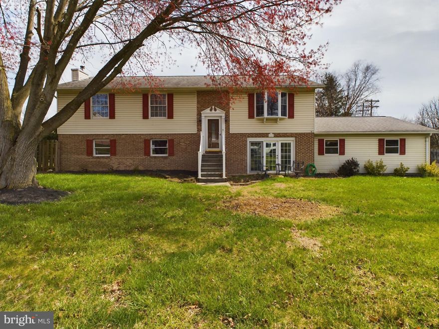 What an amazing opportunity to lease this 4BR, 3 Full Bath unit in South Berkeley County. This spilt unit has a fully finished basement with another finished area/workshop (old garage) and an additional side load 2 car garage. Featuring a privacy fence rear yard, play area, updated paint and flooring and a new style kitchen, this home offers everything you could need in your next lease. Schedule your tour today.