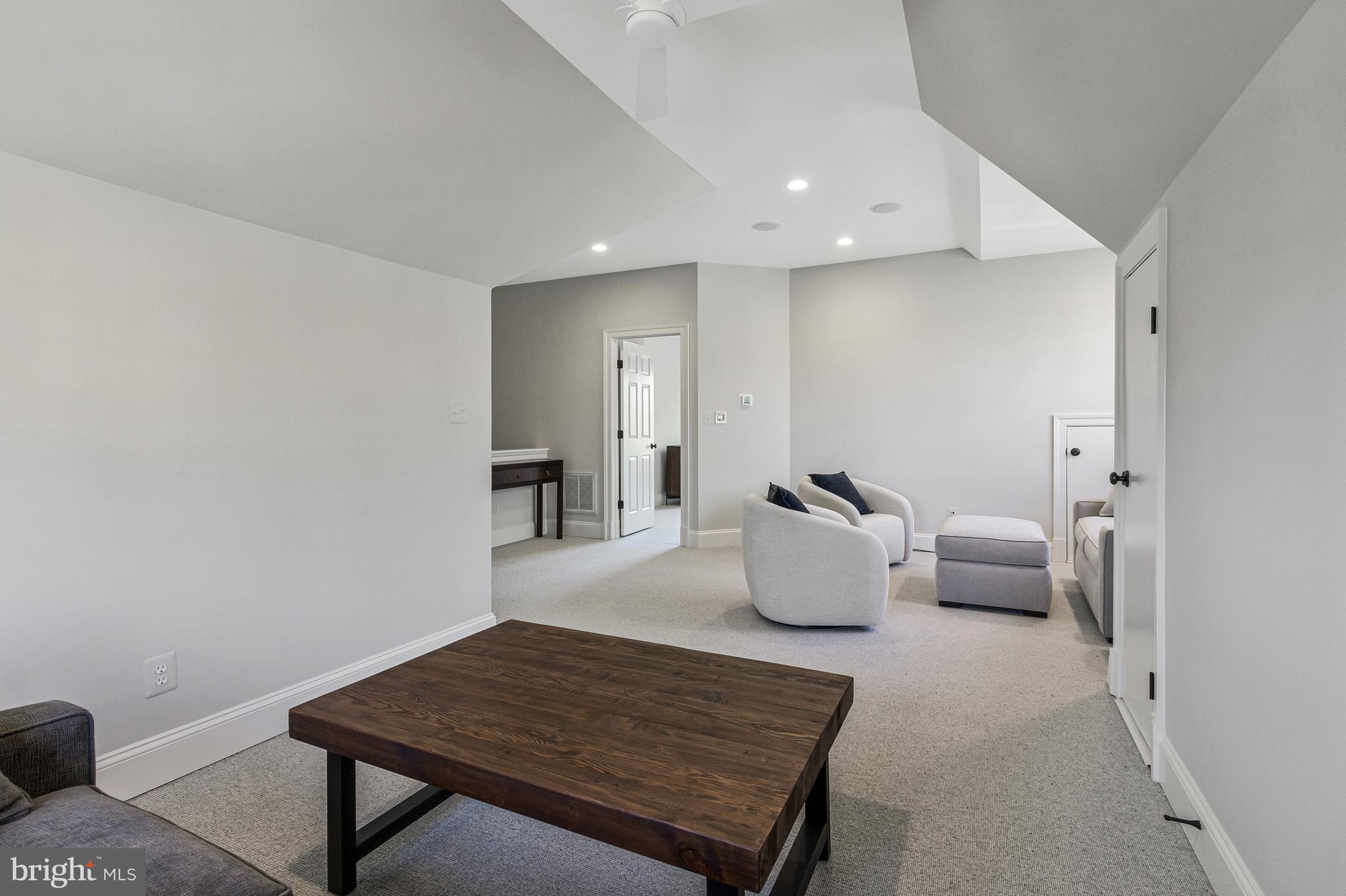 COUNTRY CLUB HILLS - Residential