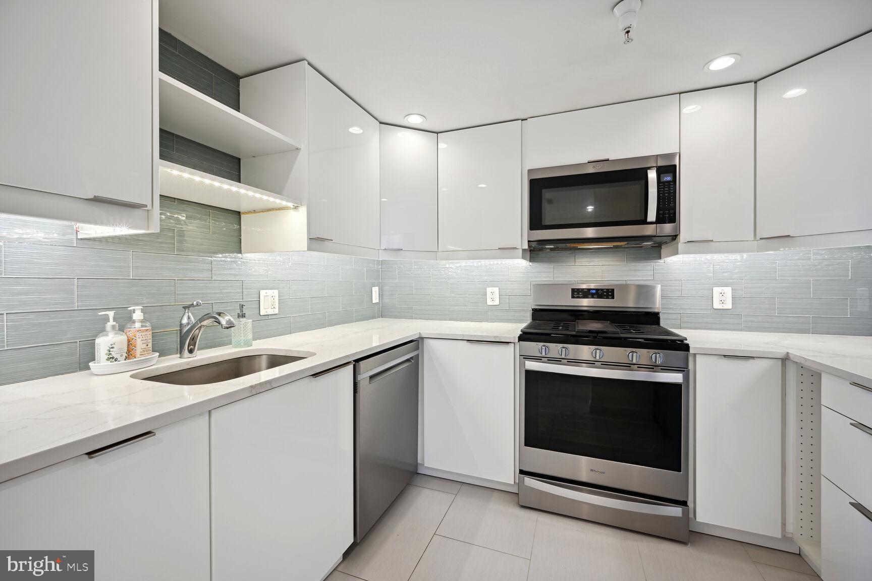 GALLERY AT WHITE FLINT - Residential