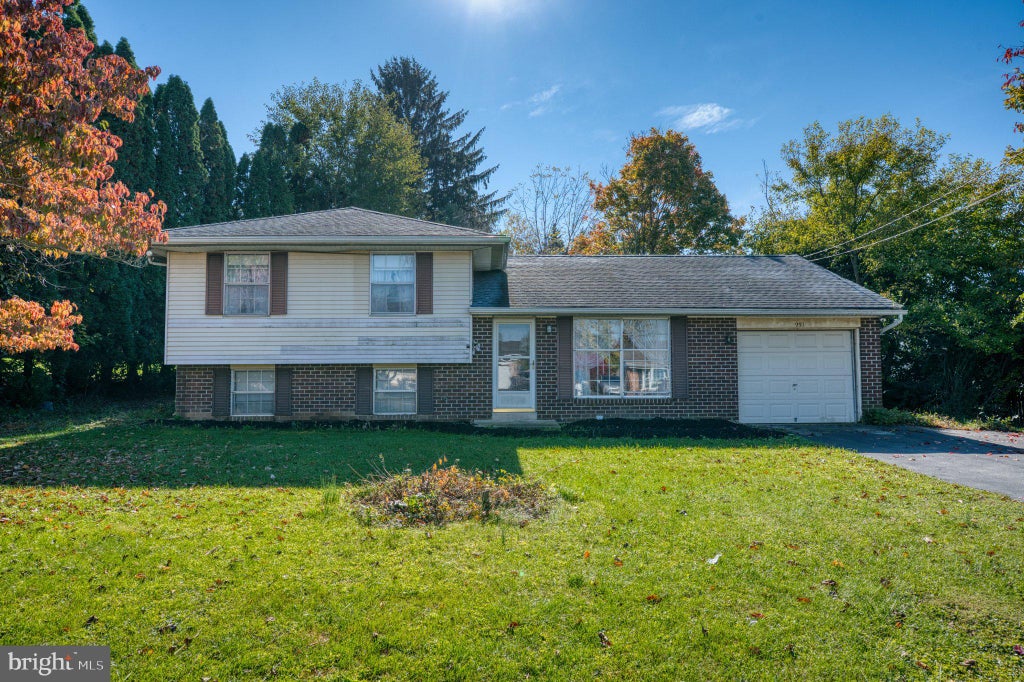 Photo of 931 W Fairway Drive, LANCASTER, PA 17603 (MLS # PALA2097808)