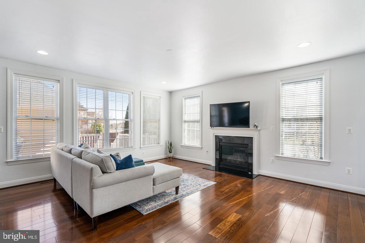 LOUDOUN VALLEY OLD TOWNE - Residential Lease