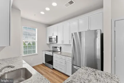 42470 Pennyroyal Square Unit 204, Brambleton, VA MLS: VALO2108564