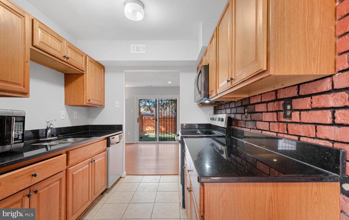 GLASSMANOR - Residential Lease