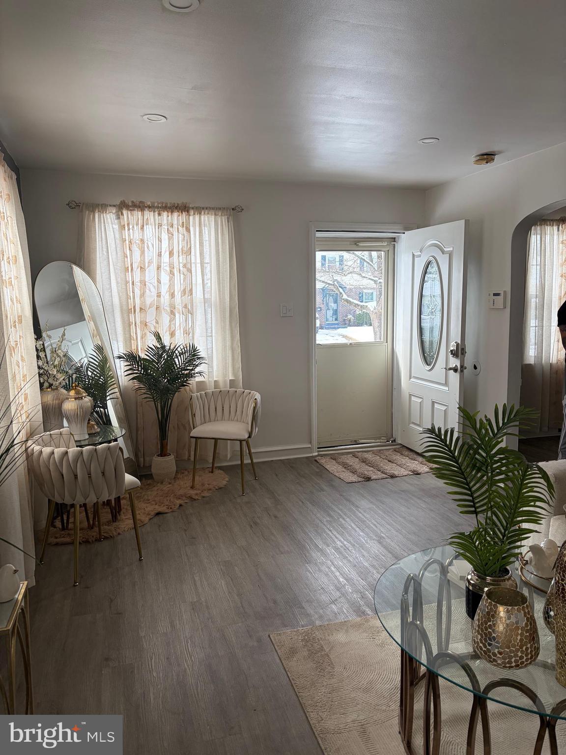 1746 HOLLINSHED AVENUE