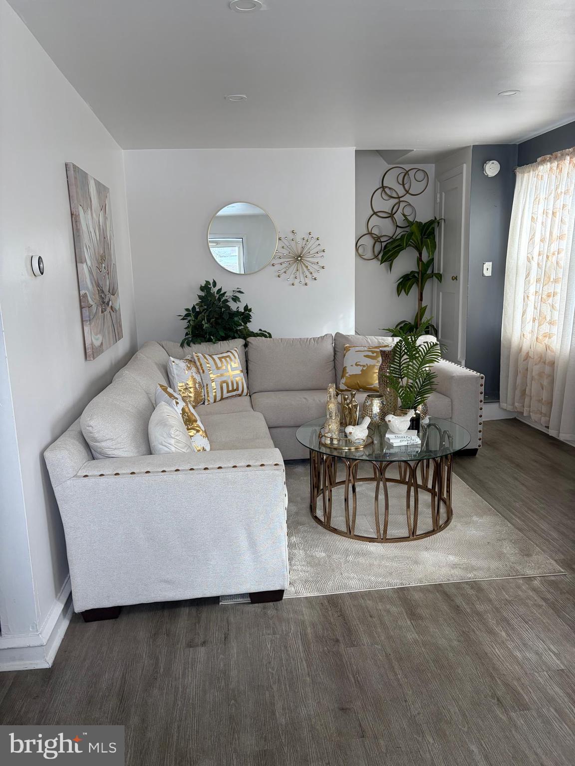 1746 HOLLINSHED AVENUE