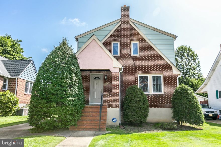 THIS WONDERFUL VILLA CRESTA PORCH FRONT HOME IS LOADED WITH CHARM & UPGRADES! MODERN KITCHEN WITH BREAKFAST BAR OPENS TO SEPARATE DINING ROOM.  BEAUTIFUL ORIGINAL WOOD FLOORS, PELLA WINDOWS, NEWER MAIN LEVEL HALF BATH, REAR ENCLOSED PORCH. LARGE CLUB ROOM W WINE COOLER. EXTRA LONG DRIVEWAY TO 1-CAR DETACHED GARAGE! NICE LARGE PRIVATE LEVEL BACKYARD & REAR STONE PATIO. BEST BUY IN PARKVILLE!