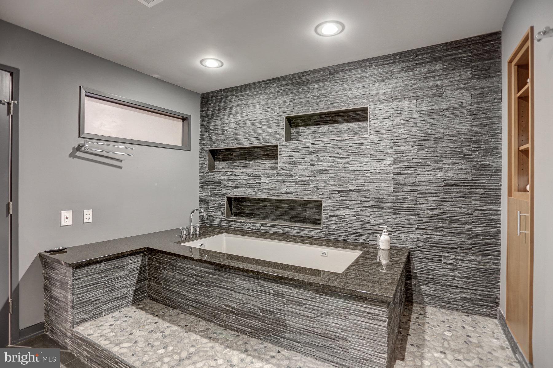 WILLIAMSBURG ESTATES - Residential