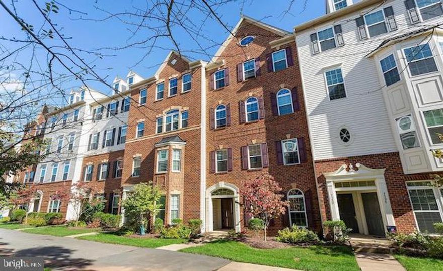 Welcome to this amazing  condo townhome in Somerset!  This home has been maintained very well and features 3 bedrooms, 2.5 baths, it's the lower level unit with separate access and includes a 1 car garage.  Step inside to discover the beautiful open floor plan with an abundance of natural light, perfect for entertaining. The kitchen has sleek granite countertops, ample cabinetry, and modern appliances.   All three bedrooms provide plenty of space and the laundry room is upstairs.  The primary suite is spacious and includes an ensuite bathroom that has a double vanity, a fully tiled shower with dual showerheads, and two walk-in closets.  All while being  conveniently located near top-rated schools, Virginia Gateway Shopping Center, Wegman's,  plenty of other shopping & dining options, and major commuter routes. 
Don’t miss this opportunity to live in this beautifully maintained condo in the heart of Gainesville!