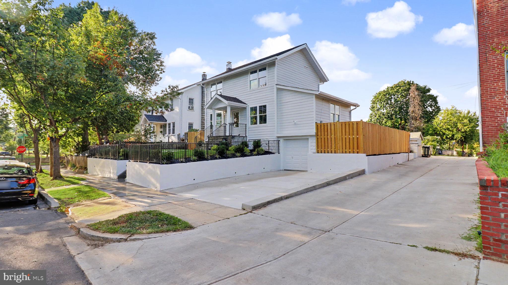 2004 PERRY STREET NE
