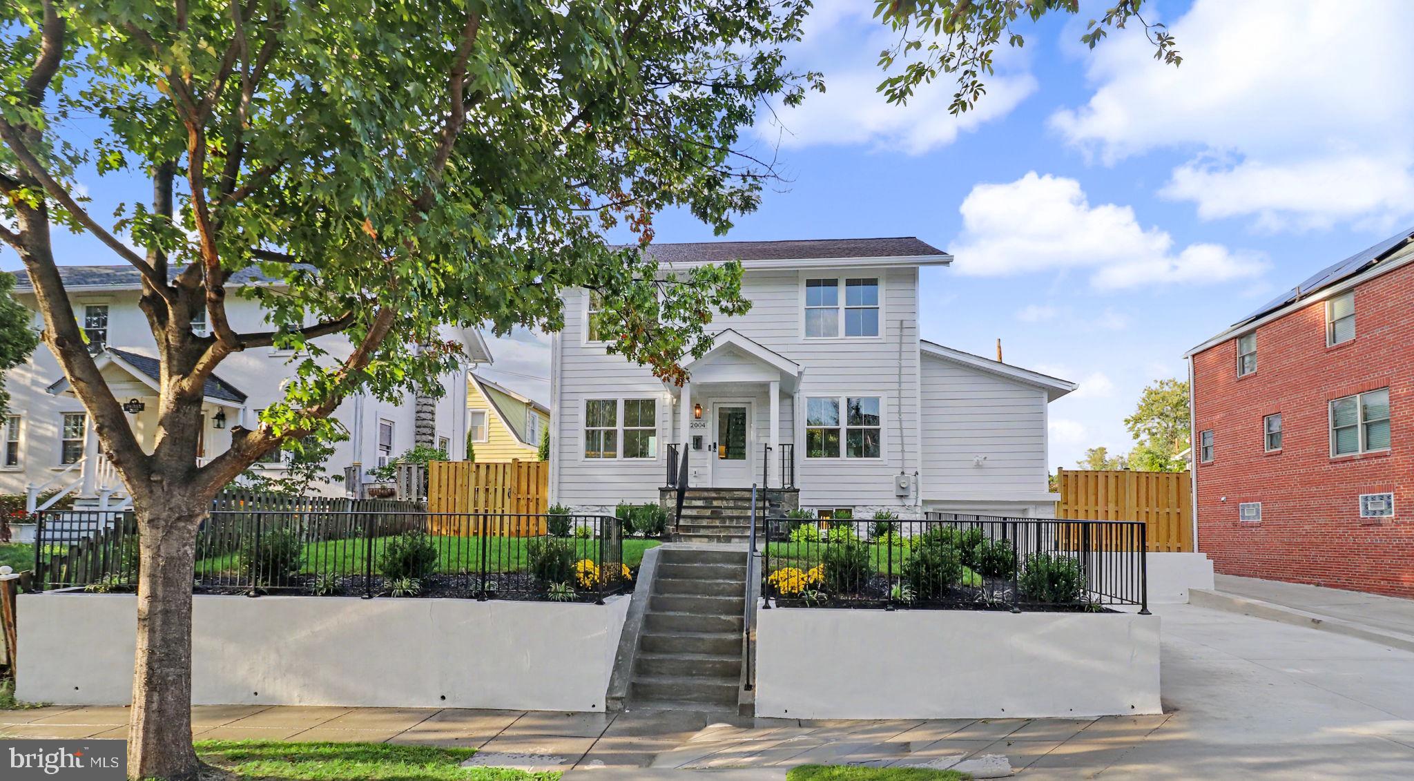 2004 PERRY STREET NE