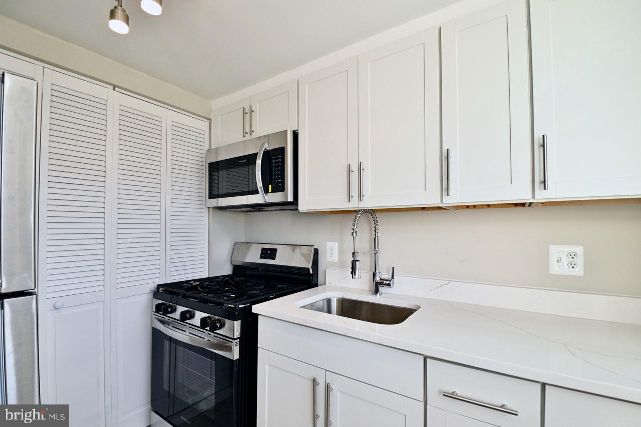 IVERSON SQUARE CONDOMINIUM - Residential Lease