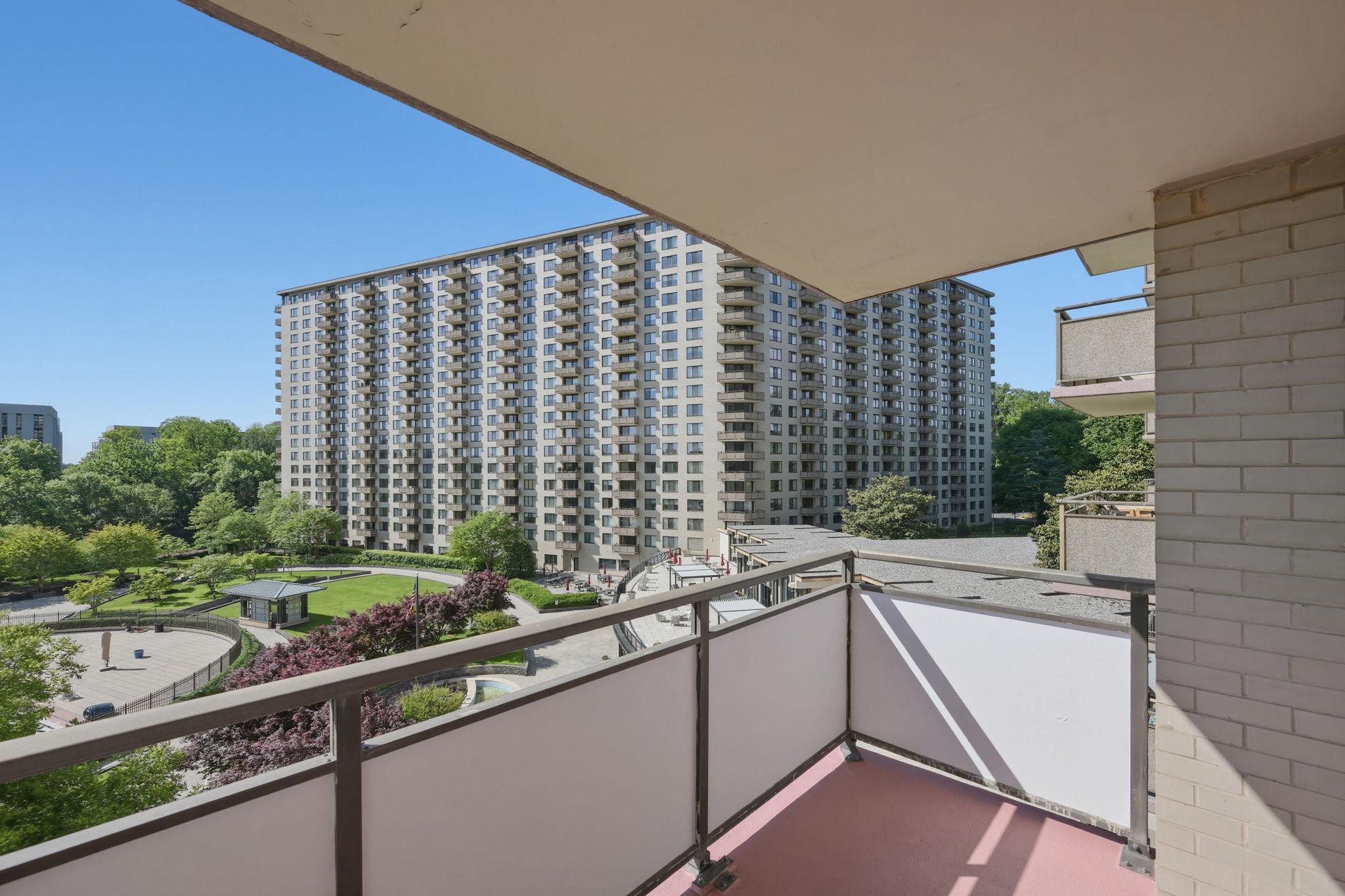 PROMENADE TOWERS - Residential