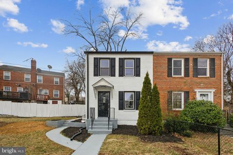 2215 FARRINGTON AVENUE ALEXANDRIA VA 22303