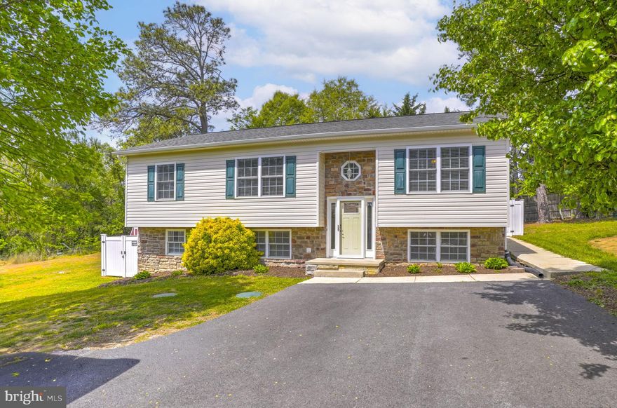 Nestled in the peaceful Bushwood area, this charming 4-bedroom, 3-bath home blends comfort with everyday convenience. A thoughtfully designed layout offers inviting living spaces perfect for both relaxing and entertaining, while the bedrooms provide privacy and versatility. Enjoy the tranquility of a quiet setting just minutes from parks, schools, and local amenities. Whether you're starting fresh or settling into a serene retreat, this home offers the lifestyle you’ve been searching for.