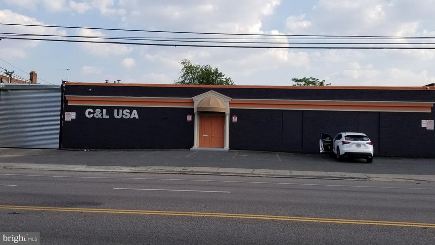 Excellent building condition located in the heart of Hunting Park Business section of Philadelphia.
1/2 acres of the lot, 11,000 sq ft of building with 10+ parking spaces, and the loading dock.
Easy accessibility, exposure, and visibility for both wholesale/light industrial, and retails.
New roof, A/C, and sprinkler system within 3 yrs. This is zoning I2