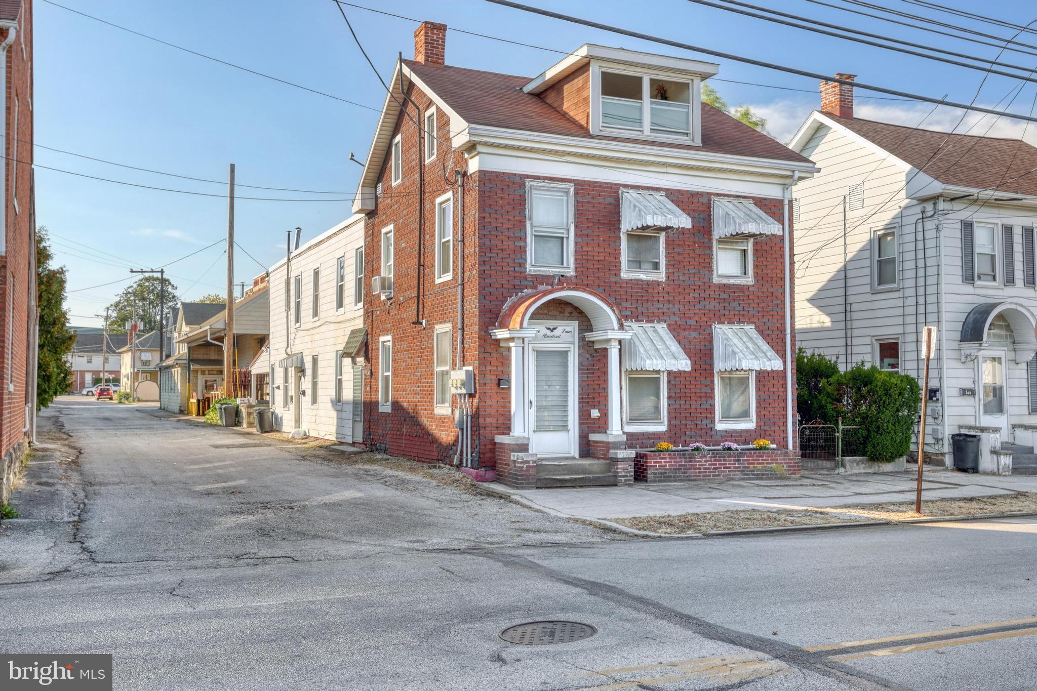 Main image without alt text