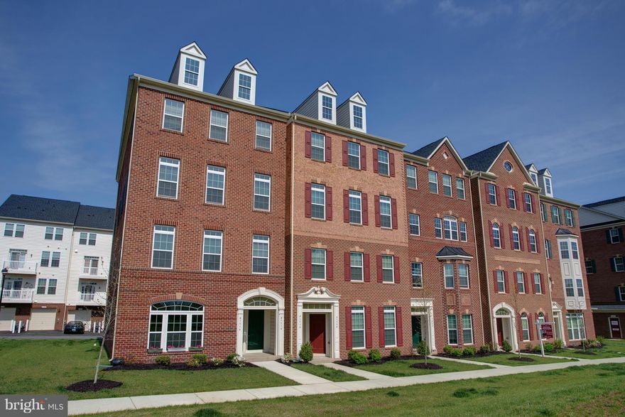 Beautiful Townhouse Style Condo. Almost new. Granite counters in gourmet kitchen. Two floors with 3 bedrooms, 2 1/2 bath, eat in kitchen, Living/dining combo. Ceramic baths with separate vanities. Large master suite with luxury bathroom. Water and trash included in rent. His and hers walk in closets in the master bedroom. Available Now