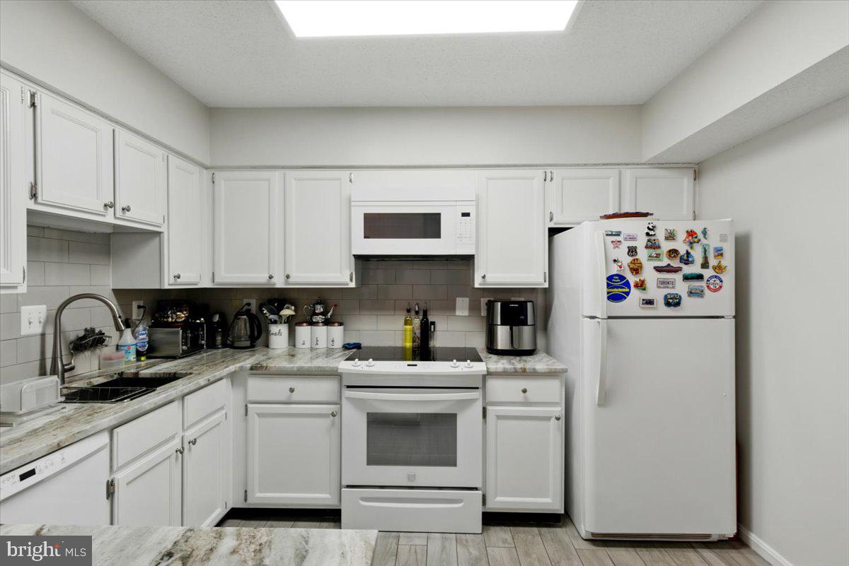 CHATEAUX CONDO - Residential Lease