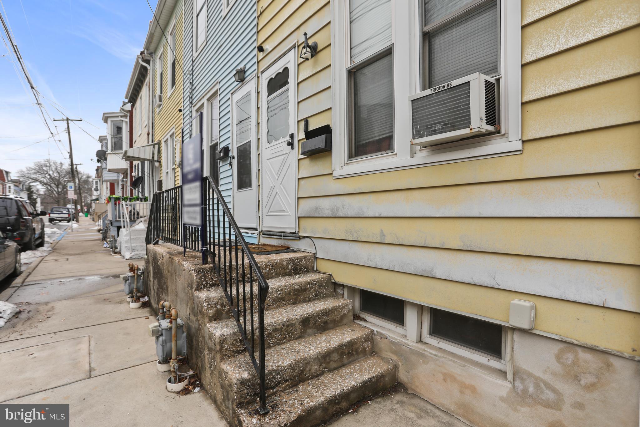 617 W COLLEGE AVENUE